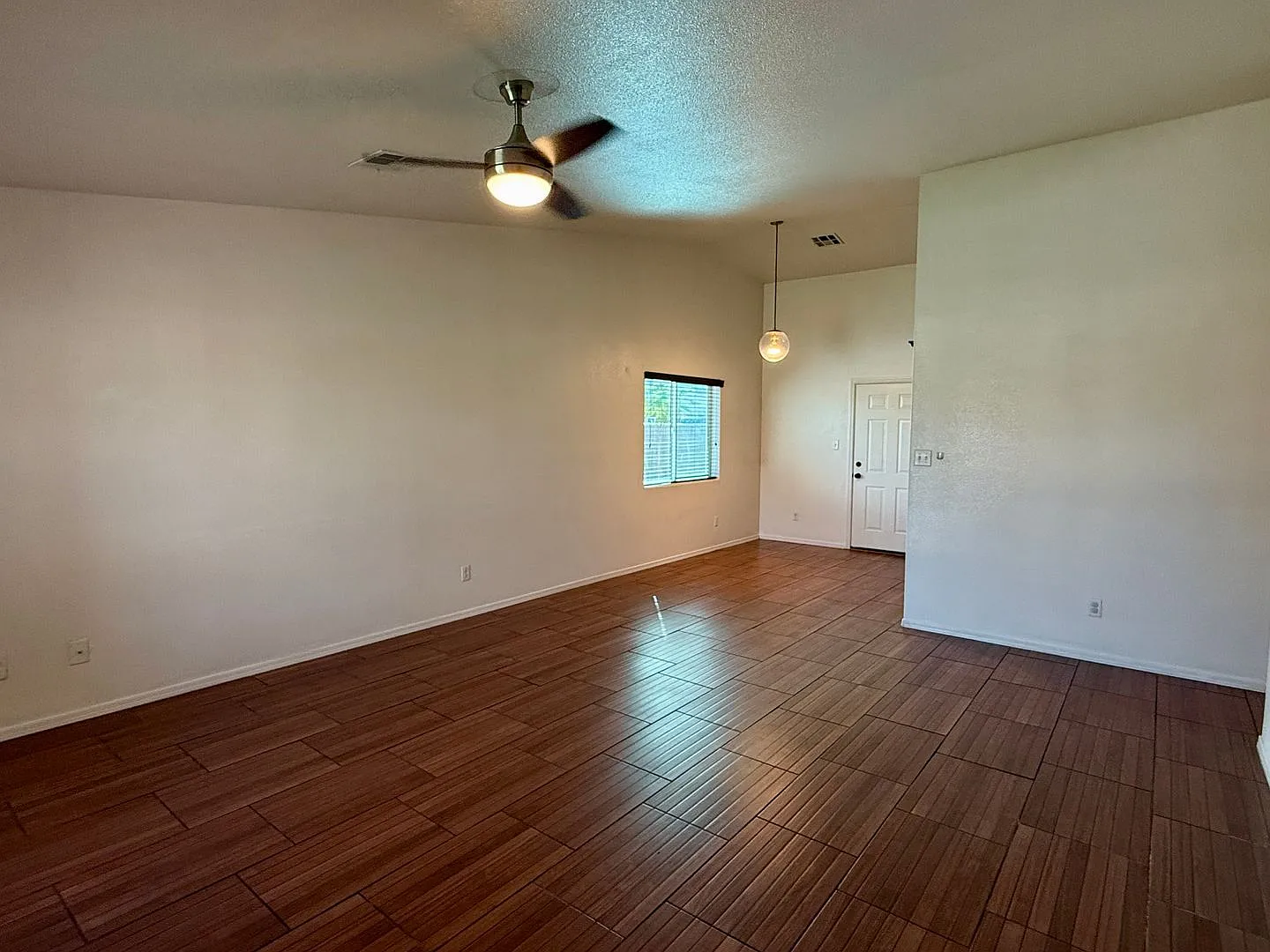 4 Bedroom Home in San Luis AZ. with Fenced Lot and Landcaping — Photo 4