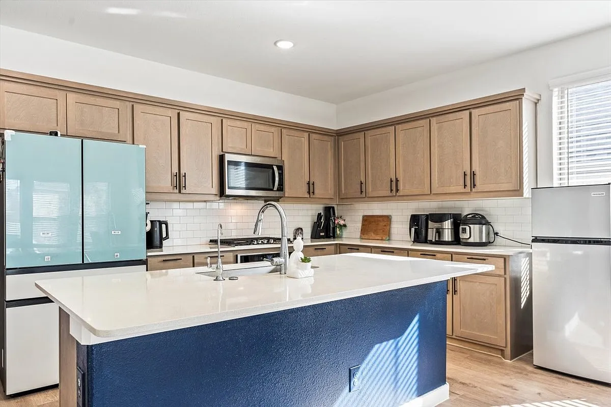 4 bed, 2484 sqft, $3,000 — Photo 3