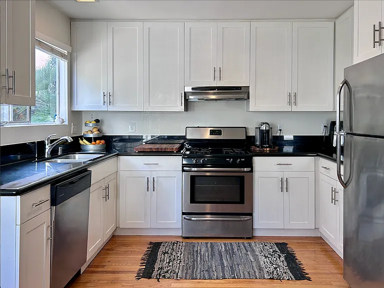 326 San Vicente Blvd #J — Photo 8