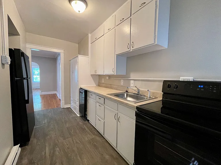 Valentine Place Apartments — Photo 36