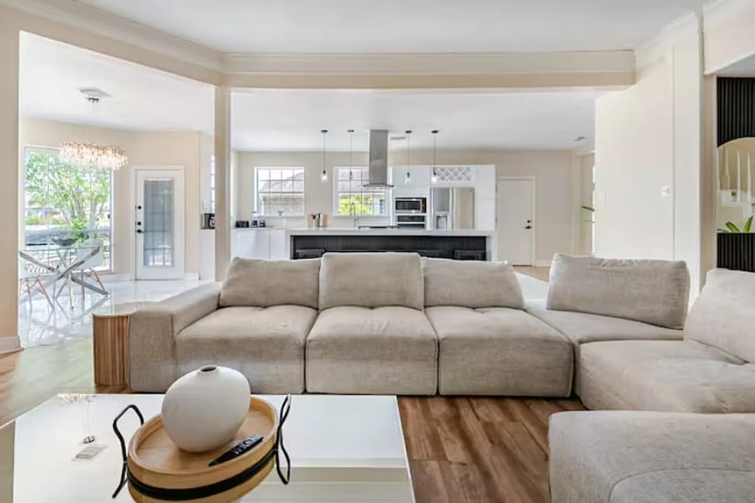 4 bed, 3.5 bath, $10,136 — Photo 1