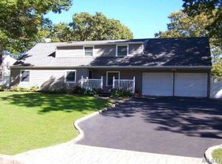 27 Halfcircle Dr, Holbrook, NY 11741