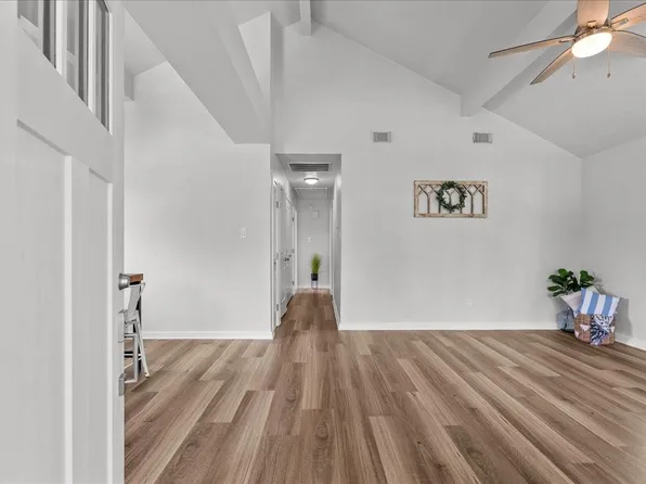 310 Lakeside Dr, Kemah, TX 77565