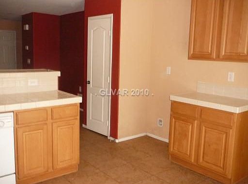 3rd image of 553 Lapford St