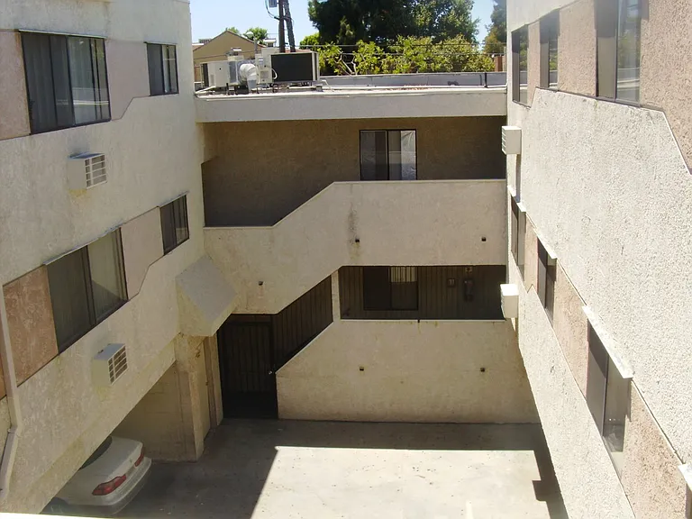7320 Hazeltine Avenue (5295) — Photo 10