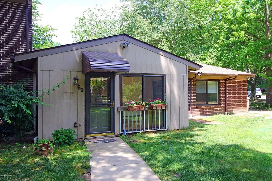 60 Lexington Ct photo 1