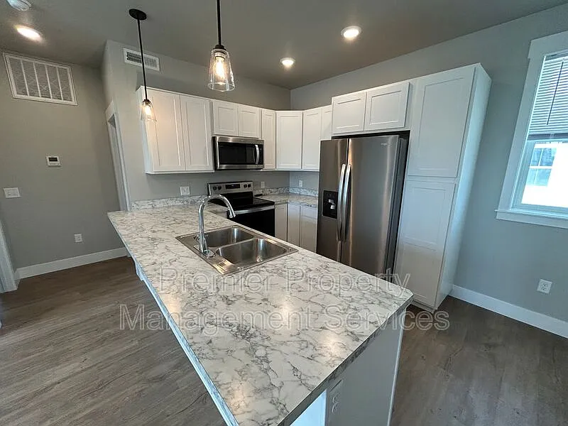 1 bed, 1.0 bath, 676 sqft, $1,350 — Photo 2