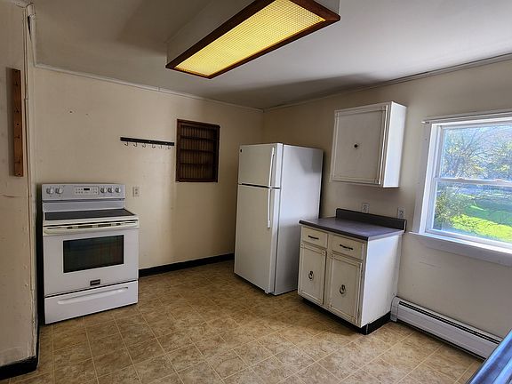 4th image of 633 Main St APT 3