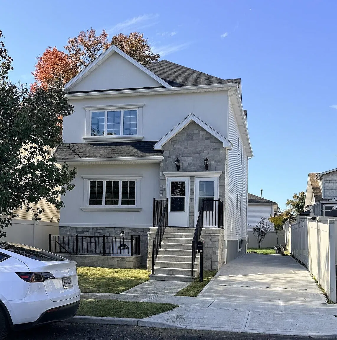 3 bed, 2.0 bath, 2400 sqft, $3,200 — Photo 1