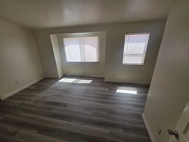 1420 E Date St — Photo 16