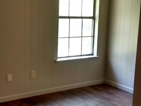 3rd image of 906 Shannon Dr