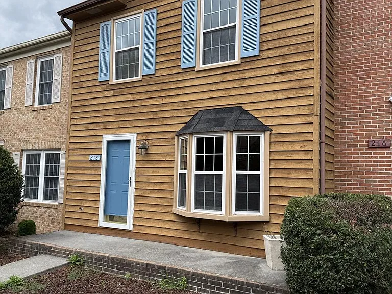 218 Tudor Dr — Photo 3