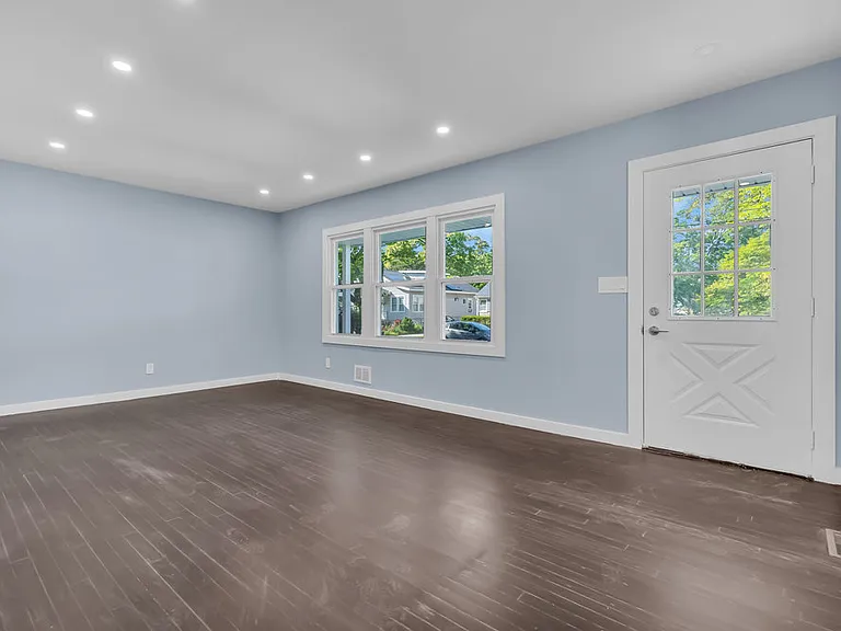 32 Northfield Ave — Photo 8