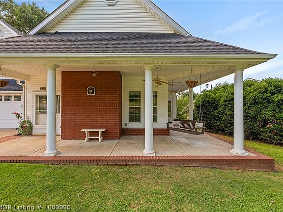 4th image of 860 Country Club Dr