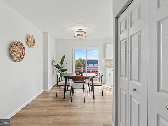 5th image of 295 Robin Hill Cir
