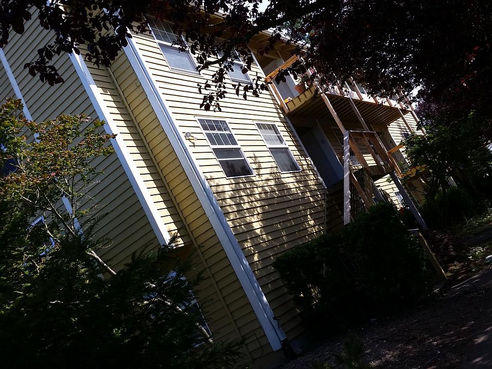 1st image of 1535 N Steele St APT 6