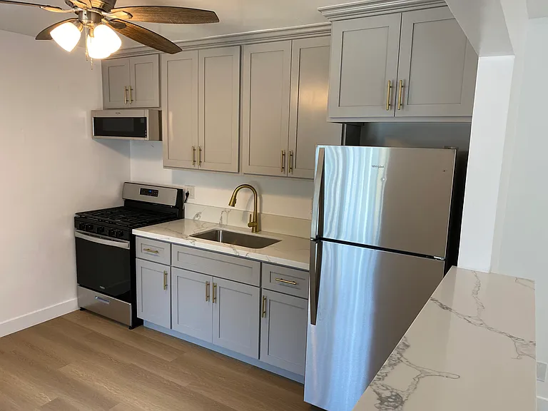 Sussex House Apartments — Photo 9