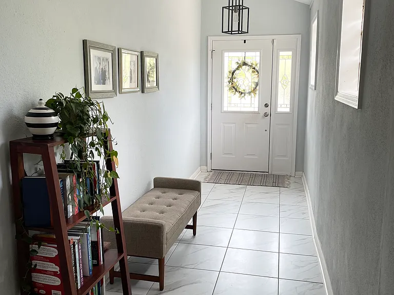 115 N Bay Hills Blvd — Photo 2