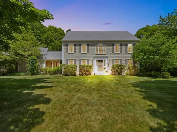 74 Parkwood Dr, Raynham, MA 02767