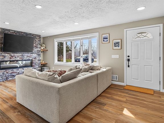 4th image of 320 Parma Center Rd