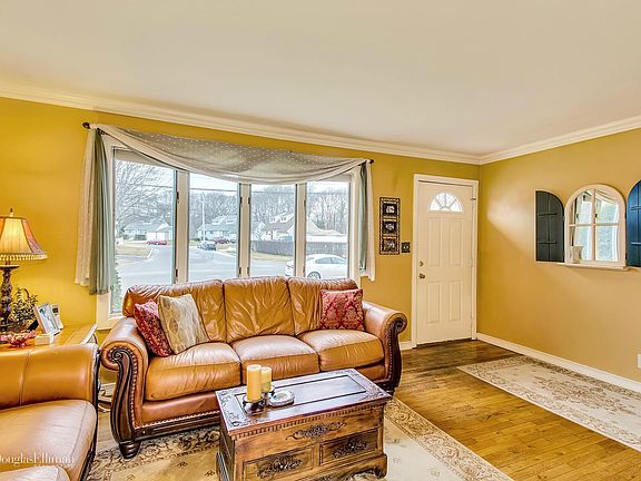 4th image of 11 Sherwood Dr