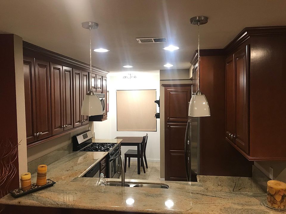 Kitchen w Breakfast Nook