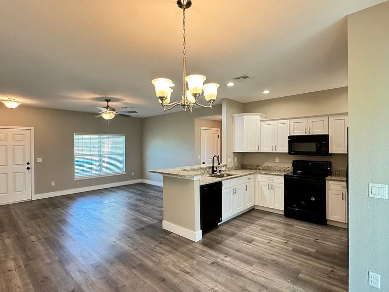 8833 Hampshire Dr — Photo 6