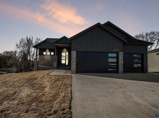 8016 Norway Pine Dr, Sioux Falls, SD 57110