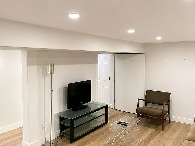 2 Crystal Cres — Photo 5