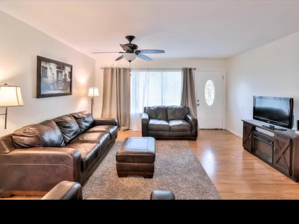 530 Hazelwood Ct, Glenview, IL 60025