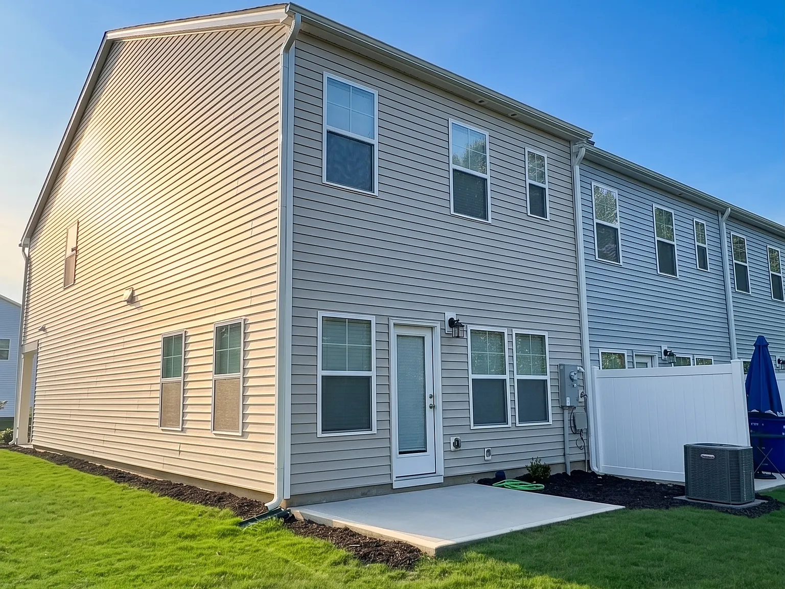 3 bed, 2.5 bath, 1600 sqft, $1,650 — Photo 2