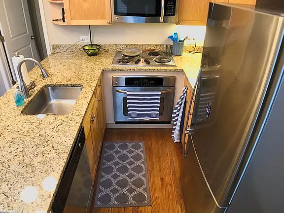 4th image of 1821 N Hermitage Ave #3E