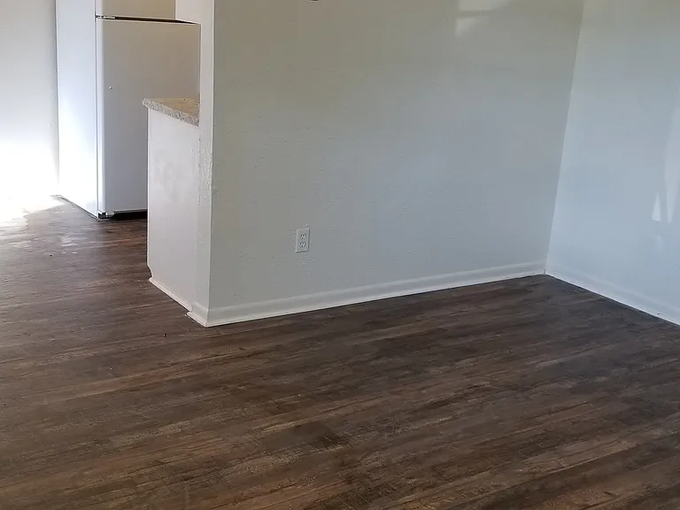110 S Avenue M — Photo 11