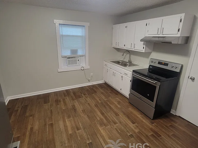 805 Moore St — Photo 8