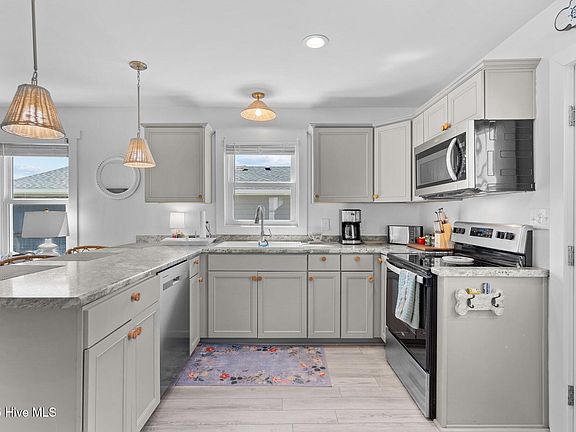 4th image of 920 E Pelican Drive