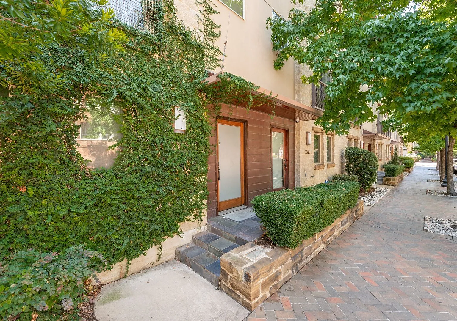 Upscale Two Bedroom Townhouse with Roof Deck and Downtown View in State Streets Neighborhood. — Photo 1