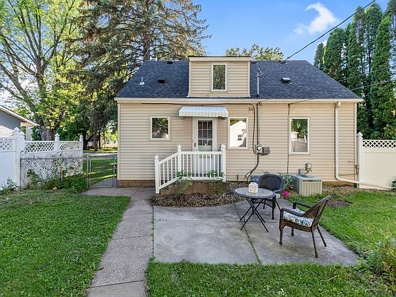 3rd image of 832 Portland Ave