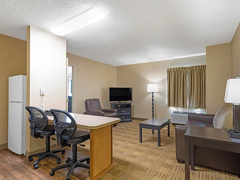 1 Bedroom Suite - 1 King Bed