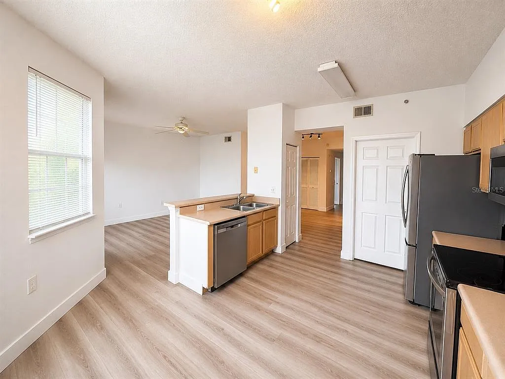 2 bed, 2.0 bath, 999 sqft, $1,650 — Photo 2
