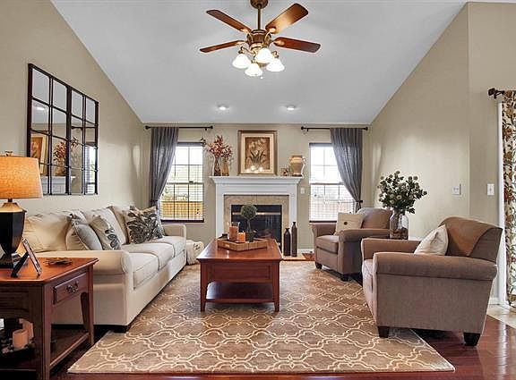 3rd image of 412 Carroll Dr