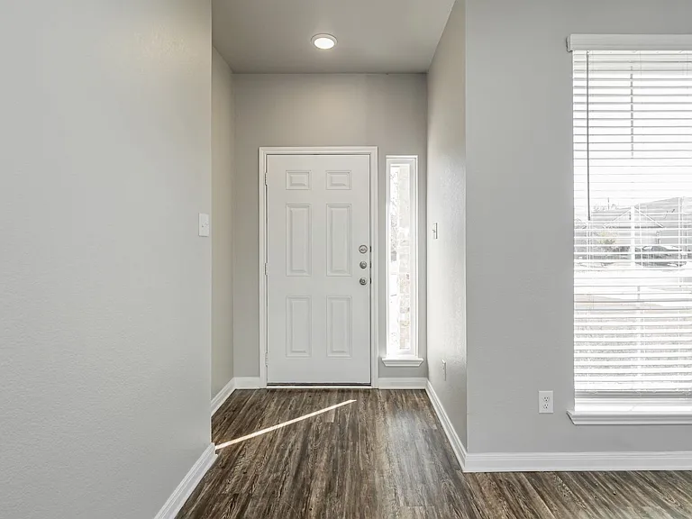 525 Fallbrook Dr — Photo 3