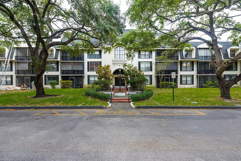 3680 Inverrary Drive - 1V — Photo 3
