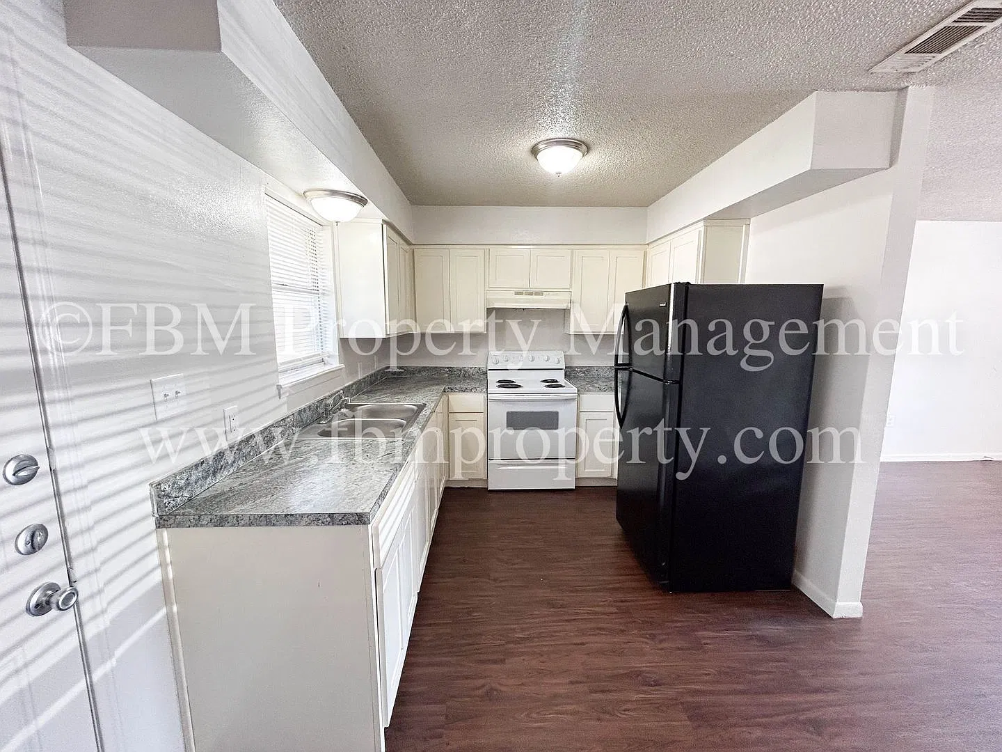 825 Tehuacana Dr — Photo 4