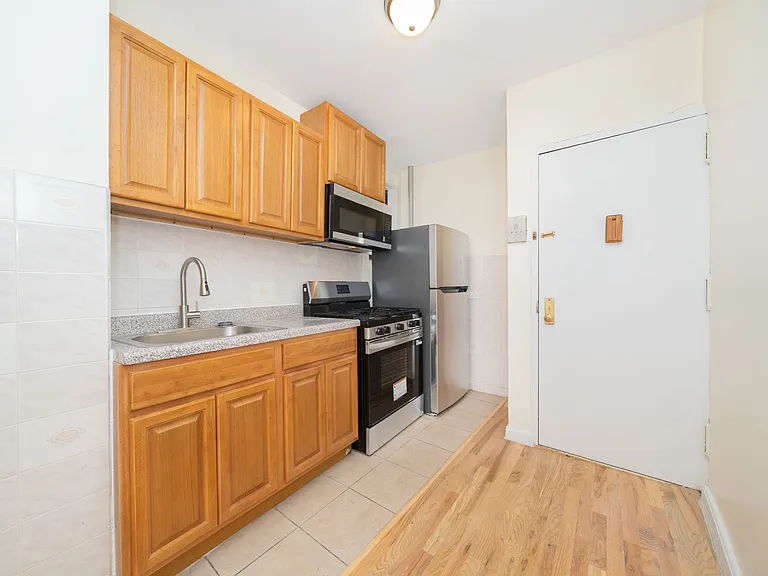 127 E 102nd St #4 — Photo 3