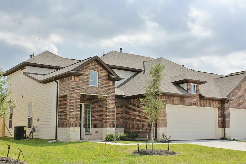 Bavaria Townhomes — Photo 3