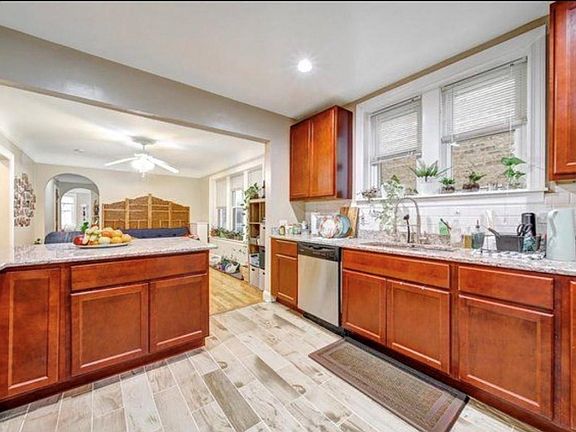 5th image of 4827 Lee St APT 2