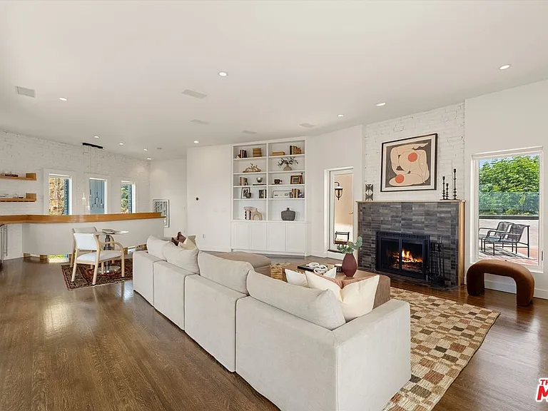 2700 Glendower Ave — Photo 22