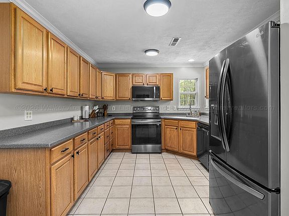 3rd image of 591 Adams Rd