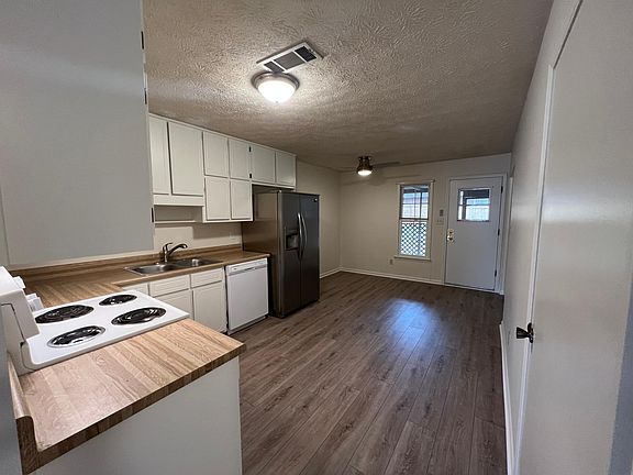3rd image of 110 Chase Ct