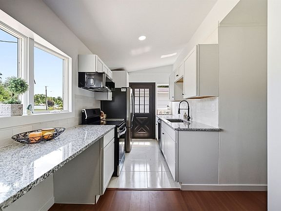 3rd image of 37 Sun Valley Rd